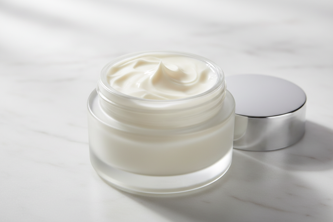 Kosmetikprodukt mit Calcium Gluconate Inhaltsstoff in der Creme